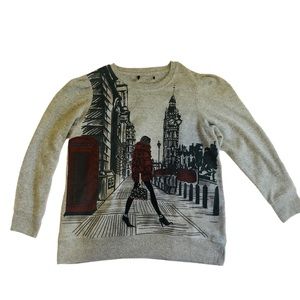 GRAY FLEECE PULLOVER BEADED WOMAN WALKING IN LONDON SHIRT